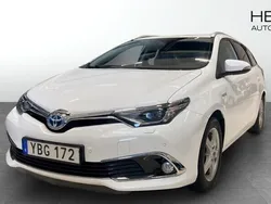 Vit (white) Begagnad 2016 Toyota Auris Hybrid Kombi | 144 800 kr (Bra pris)