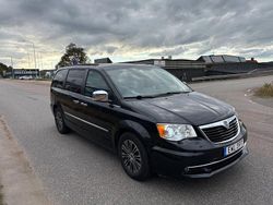 Svart Begagnad 2015 Lancia Voyager Minibuss | 159 900 kr (Marknadspris)