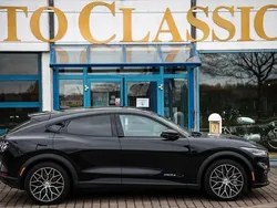 Svart Begagnad 2022 Ford Mustang Mach-E SUV | 599 000 kr