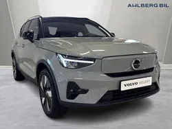 Grå Begagnad 2023 Volvo XC40 Plus SUV | 459 500 kr
