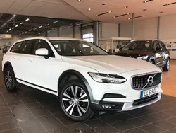 Vit Begagnad 2019 Volvo V90 CC SE Kombi | 359 000 kr (Marknadspris)