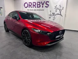 Röd Ny 2024 Mazda 3 Homura-Line Halvkombi | 340 100 kr (Marknadspris)