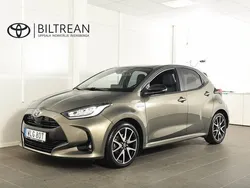 Grön Begagnad 2021 Toyota Yaris Hybrid Style Halvkombi | 199 900 kr (Marknadspris)
