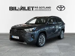 Mörkgrå (grå) Ny 2025 Toyota RAV4 Hybrid SUV | 515 800 kr (Marknadspris)