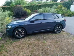 Grå Begagnad 2024 Audi Q8 e-tron Comfort SUV | 700 000 kr (Marknadspris)
