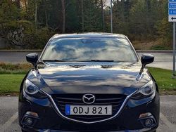 Svart Begagnad 2016 Mazda 3 Inclusive Halvkombi | 123 500 kr (Marknadspris)