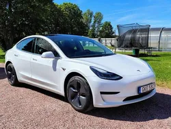 Vit Begagnad 2020 Tesla Model 3 Standard Range Plus Sedan | 199 900 kr (Marknadspris)