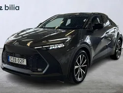 Grå Begagnad 2024 Toyota C-HR Style SUV | 399 900 kr (Dyr)