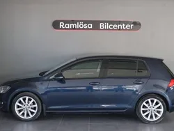 Mörkblå Begagnad 2013 VW Golf VII Highline Halvkombi | 94 900 kr (Marknadspris)