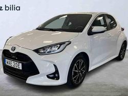 Vit Begagnad 2022 Toyota Yaris Hybrid Halvkombi | 219 900 kr (Lite dyr)