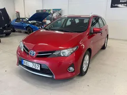 Mörkröd (röd) Begagnad 2013 Toyota Auris Touring Sports Active Kombi | 50 000 kr (Marknadspris)