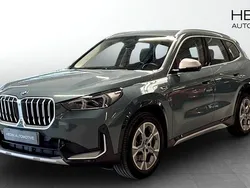 Grön (green) Begagnad 2023 BMW X1 xLine SUV | 469 700 kr (Marknadspris)