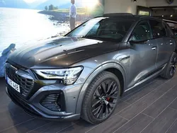 Grå Begagnad 2023 Audi Q8 e-tron S-Line SUV | 899 000 kr