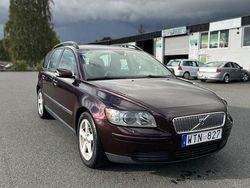 Mörkröd (röd) Begagnad 2005 Volvo V50 Kombi | 29 999 kr (Marknadspris)