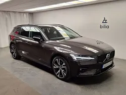 Grå Begagnad 2024 Volvo V60 Plus Kombi | 394 000 kr (Marknadspris)