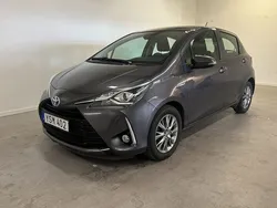 Grå Begagnad 2017 Toyota Yaris Hybrid Active Halvkombi | 149 900 kr (Marknadspris)