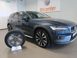 Mörkblå Begagnad 2019 Volvo V60 CC Kombi | 364 800 kr (Dyr)
