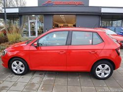 Röd samma som bilen Begagnad 2017 Skoda Fabia Halvkombi | 138 900 kr (Marknadspris)