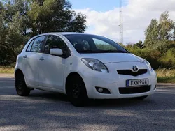 Vit Begagnad 2010 Toyota Yaris Halvkombi | 64 900 kr (Marknadspris)