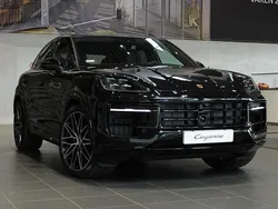 Svart (chromite black metallic) Ny 2025 Porsche Cayenne SUV | 1 569 700 kr (Marknadspris)