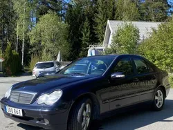 Blå Begagnad 2003 Mercedes C180 Sedan | 27 000 kr