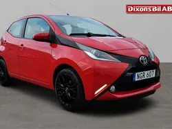 Röd Begagnad 2015 Toyota Aygo X-play Halvkombi | 83 500 kr (Marknadspris)