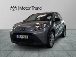 Grå Ny 2025 Toyota Aygo Play Halvkombi | 209 900 kr (Marknadspris)