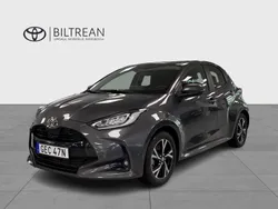 Mörkgrå (gråmetallic) Begagnad 2024 Toyota Yaris Hybrid Active Halvkombi | 249 000 kr (Marknadspris)