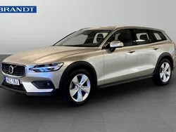 Ljusgrå (grå) Begagnad 2023 Volvo V60 CC Core Kombi | 364 900 kr (Marknadspris)