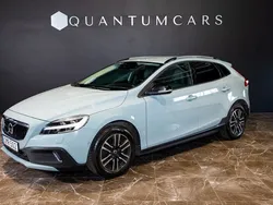 Ljusblå Begagnad 2017 Volvo V40 CC Momentum Kombi | 179 900 kr (Marknadspris)