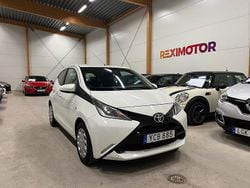Vit Begagnad 2015 Toyota Aygo X-play Halvkombi | 79 900 kr (Marknadspris)
