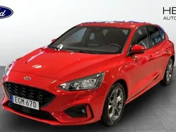Röd (red) Begagnad 2021 Ford Focus ST-Line Halvkombi | 189 900 kr (Marknadspris)