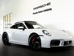 Ljusröd (white) Ny 2025 Porsche 911 Carrera S Sportkupé | 1 961 500 kr