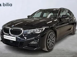 Svart (safirsvart metallic) Begagnad 2021 BMW 330e M Sport Kombi | 319 900 kr (Marknadspris)