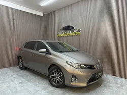Brun Begagnad 2015 Toyota Auris Hybrid Edition Halvkombi | 169 900 kr (Marknadspris)