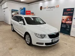 Vit Begagnad 2013 Skoda Superb Ambition Kombi | 59 900 kr (Marknadspris)