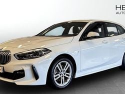 Vit (white) Begagnad 2022 BMW 118 M Sport Halvkombi | 288 700 kr (Dyr)