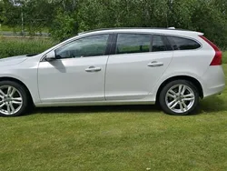 Vit Begagnad 2013 Volvo V60 Momentum Kombi | 119 900 kr (Marknadspris)