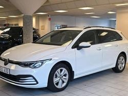 Vit Begagnad 2023 VW Golf VIII Kombi | 275 900 kr (Marknadspris)