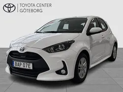 Vit Begagnad 2022 Toyota Yaris Hybrid Active Halvkombi | 214 900 kr (Marknadspris)
