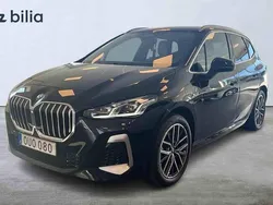 Svart Begagnad 2023 BMW 230e Active Tourer Minibuss | 439 000 kr