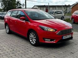 Röd Begagnad 2015 Ford Focus Titanium Kombi | 64 900 kr (Marknadspris)