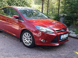 Röd Begagnad 2012 Ford Focus Titanium Halvkombi | 89 000 kr (Lite dyr)