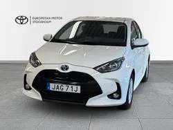 Vit Begagnad 2022 Toyota Yaris Hybrid Active Halvkombi | 204 900 kr (Marknadspris)