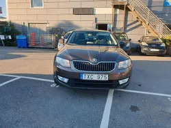 Mörkbrun (brun) Begagnad 2013 Skoda Octavia Ambition Halvkombi | 69 900 kr (Marknadspris)