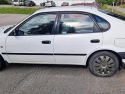 Vit Begagnad 2000 Toyota Corolla Halvkombi | 17 000 kr (Marknadspris)