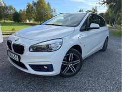 Vit Begagnad 2017 BMW 225 Active Tourer Sport Line Minibuss | 155 000 kr (Marknadspris)