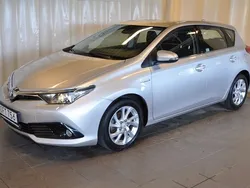 Silvermetallic Begagnad 2016 Toyota Auris Hybrid Active Halvkombi | 174 000 kr (Marknadspris)