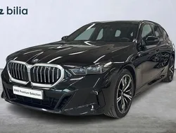 Svart Begagnad 2025 BMW 530e M Sport Kombi | 699 900 kr (Marknadspris)