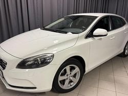Vit Begagnad 2013 Volvo V40 Momentum Halvkombi | 129 900 kr (Marknadspris)